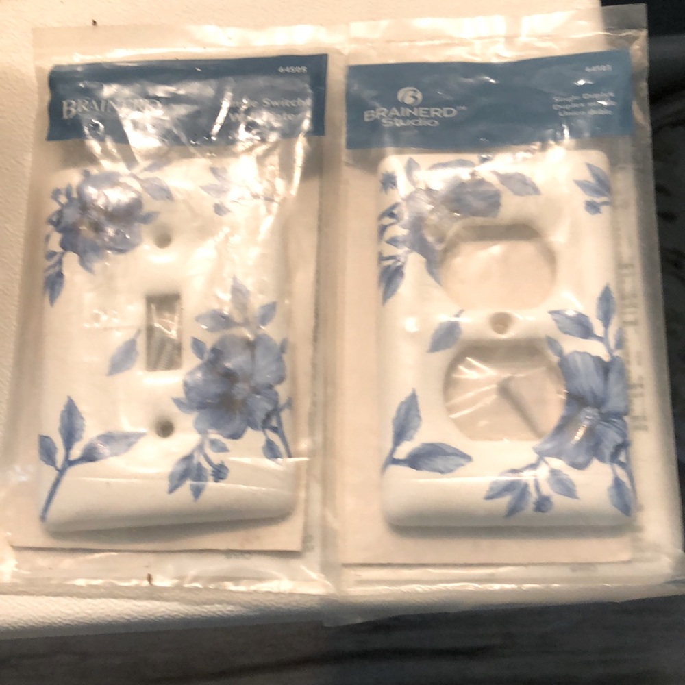 NWT 2 ceramic wall plates.1 single switch plate/ 1 dbl switch plate.Gorgeous,New